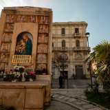 Infine Madonnella assume il nome dall�icona raffigurante la Vergine col Bambino che si trova in piazza Carabellese, posta in un�edicola votiva in pietra che domina il largo dall�alto di una gradinata. Anche se in realt� quello che � possibile ammirare oggi non � il quadro originale adorato sin dall�800, ma una copia a mosaico policroma posta sulla piazza nel 1956